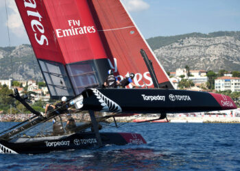 Slam monte à bord d’Emirates Team New Zealand