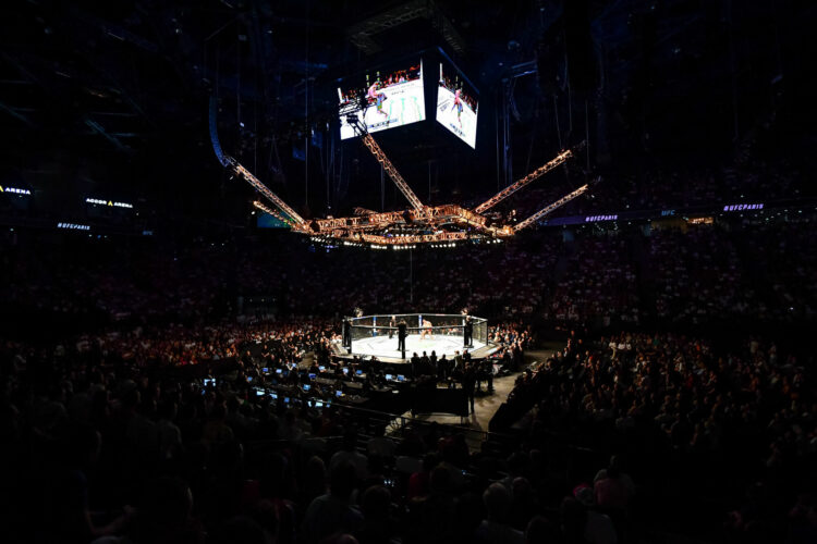 Betclic monte dans la cage du MMA