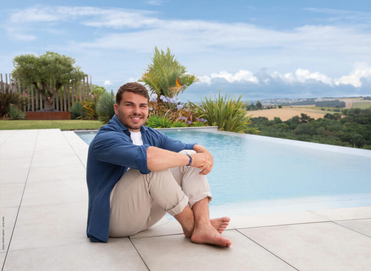 Antoine Dupont plonge dans les Piscines Carré Bleu