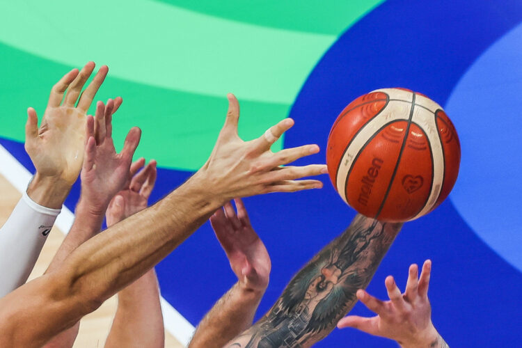 La FIBA renouvelle ses partenariats mondiaux avec Molten et Smart