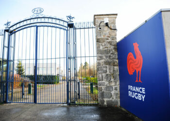 Du faux pétrole déversé devant le siège de la FFR