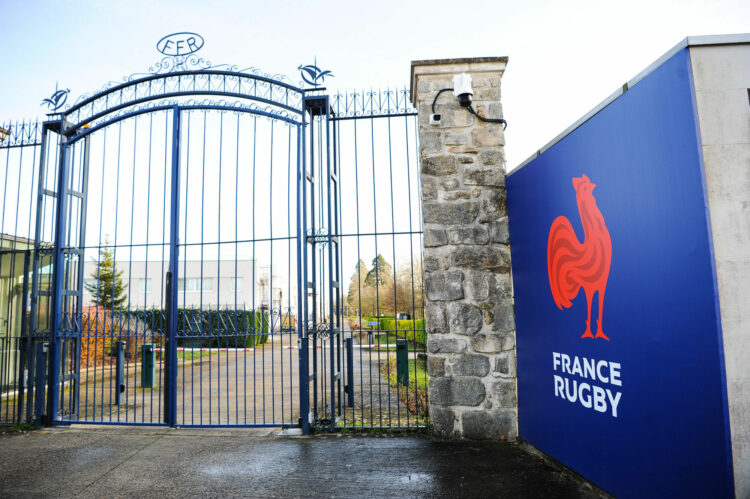 Du faux pétrole déversé devant le siège de la FFR