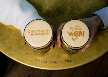 Guinness double la mise