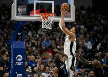 Victor Wembanyama met Louis Vuitton dans son panier