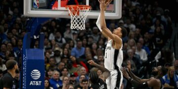 Victor Wembanyama met Louis Vuitton dans son panier