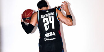 Mister V au dos du Paris Basketball