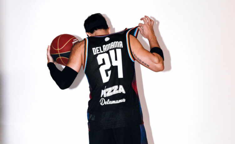 Mister V au dos du Paris Basketball