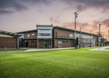 AXA prolonge avec Liverpool