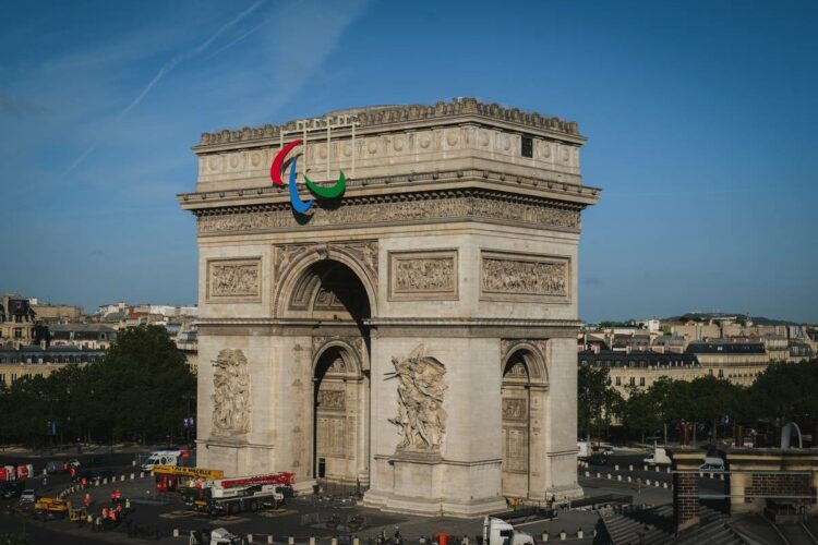 Les agitos habillent l’Arc de triomphe