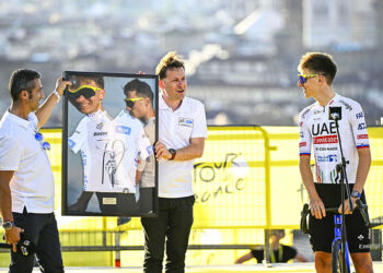 Krys remet un Maillot Blanc Collector à Tadej Pogacar