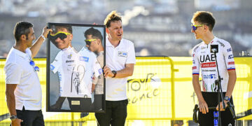 Krys remet un Maillot Blanc Collector à Tadej Pogacar