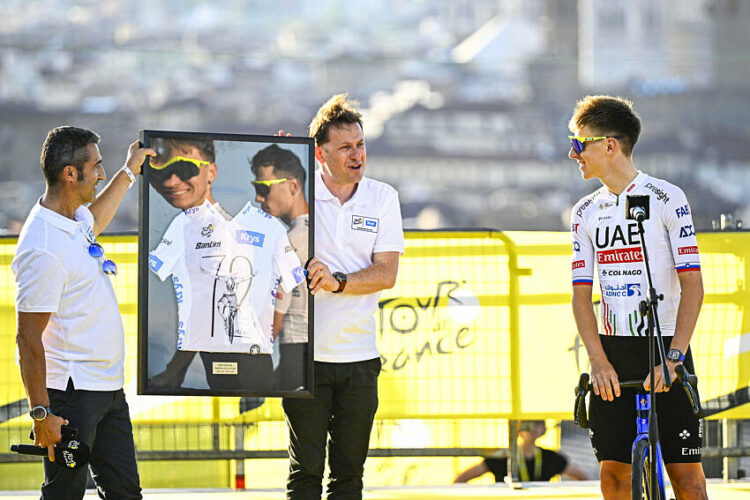 Krys remet un Maillot Blanc Collector à Tadej Pogacar