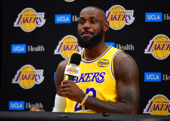 LeBron James dribble ses fans