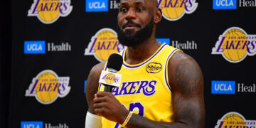 LeBron James dribble ses fans