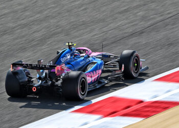 Renault se gare sur le côté