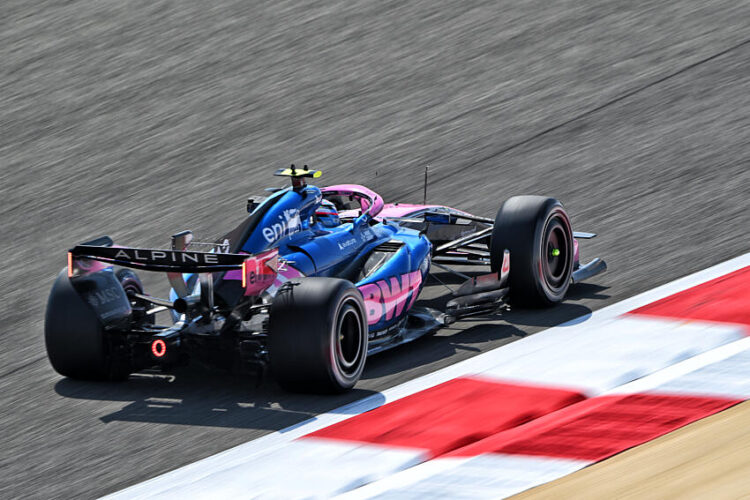 Renault se gare sur le côté