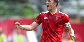 Marex défriche le maillot de Nottingham Forest