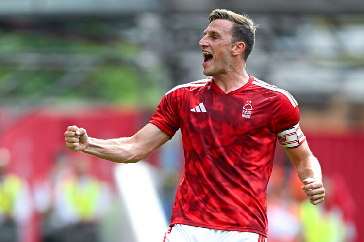 Marex défriche le maillot de Nottingham Forest
